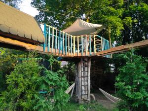 une cabane dans les arbres en bois avec une terrasse dans la cour dans l'établissement Villa Ley, à Jelenia Góra