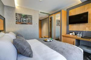 - une chambre avec un lit et une assiette de nourriture dans l'établissement No12 Hotel Sultanahmet, à Istanbul