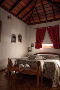 En eller flere senger på et rom på Casa Micaela