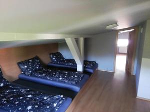 Postel nebo postele na pokoji v ubytování Tématické pokoje Doupě