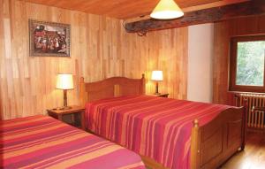 a bedroom with two beds and two lamps at Le Pont de l' Alp in Le Monêtier-les-Bains