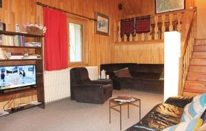 een woonkamer met een bank en een televisie bij Le Pont de l' Alp in Le Monêtier-les-Bains