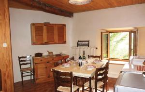 a dining room with a table and a kitchen at Le Pont de l' Alp in Le Monêtier-les-Bains