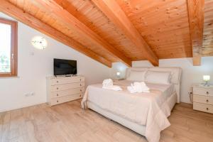 Posteľ alebo postele v izbe v ubytovaní Rosa del Lago Apartment + 23 fotografií