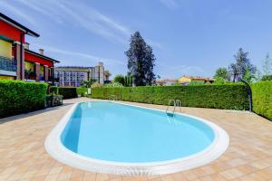 Bazén v ubytovaní Rosa del Lago Apartment alebo v jeho blízkosti