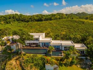 een luchtzicht op een huis met een heuvel bij Villas Agua Dulce in Sosúa