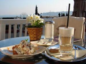 una mesa con un plato de comida y una bebida en Apartments in Balatonfüred 18766, en Balatonfüred