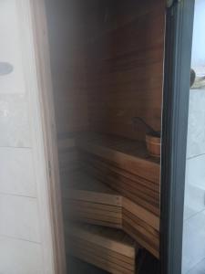 um armário com degraus de madeira num quarto em Tamula apartament em Võru