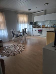 a kitchen and dining room with a table and chairs at Tamula apartament in Võru