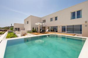 una piscina en el patio trasero de una casa en MAIORA Luxury Island Suites en Sali