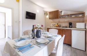 Kuchyňa alebo kuchynka v ubytovaní Apartments in Porec - Istrien 40228
