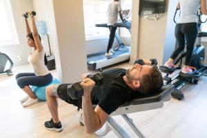 Fitness centrum a/nebo fitness zařízení v ubytování Carles Hotel