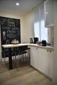 Kuchyň nebo kuchyňský kout v ubytování Pompei Luxury Suite