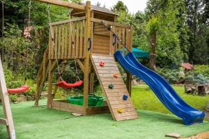ein Holzspielset mit Rutsche und Spielplatz in der Unterkunft ENKLAWA NAD KWISĄ [APARTAMENT 1] in Świeradów-Zdrój