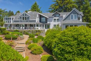 uma casa com um jardim em frente em Ocean House em Newport