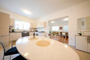 Kuchyň nebo kuchyňský kout v ubytování Holiday home in Ist - Insel Ist 39017