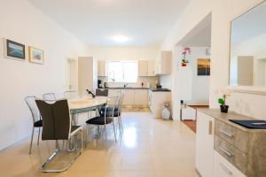 Kuchyň nebo kuchyňský kout v ubytování Holiday home in Ist - Insel Ist 39017