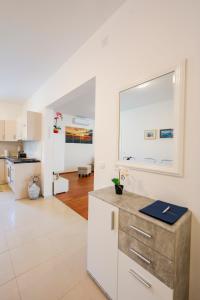 eine Küche und ein Wohnzimmer mit einem großen Spiegel an der Wand in der Unterkunft Holiday home in Ist - Insel Ist 39017 in Ist