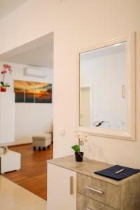 eine Küche mit einem großen Fenster in einem Zimmer in der Unterkunft Holiday home in Ist - Insel Ist 39017 in Ist