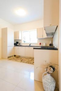 Kuchyň nebo kuchyňský kout v ubytování Holiday home in Ist - Insel Ist 39017