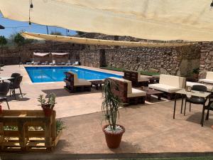 Bazén v ubytování Hotel Don Juan nebo v jeho okolí