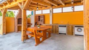 Η κουζίνα ή μικρή κουζίνα στο Apartments in Crikvenica 41379