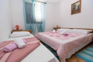 Posteľ alebo postele v izbe v ubytovaní Apartments in Dramalj 41212