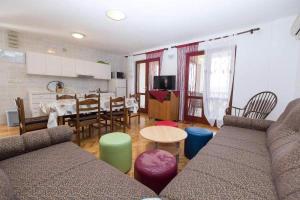 Televízia a/alebo spoločenská miestnosť v ubytovaní Apartments in Dramalj 41212