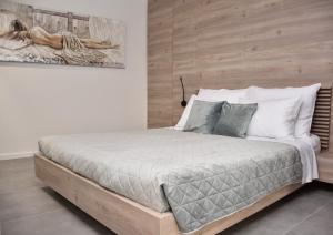 una camera con un grande letto con testiera in legno di Apartments Hidden paradise Rovinj a Rovigno (Rovinj)