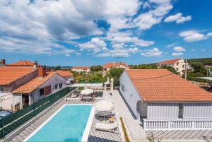Bazén v ubytovaní Holiday home in Sukosan - Zadar Riviera 40456 alebo v jeho blízkosti