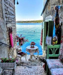 un tavolo e sedie accanto a un secchio d'acqua di Apartments Hidden paradise Rovinj a Rovigno (Rovinj)