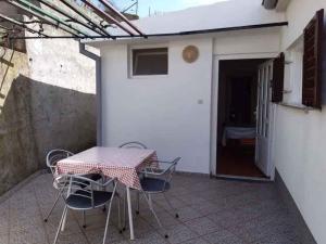 una mesa y sillas en un patio con puerta en Apartment in Senj 40198, en Senj