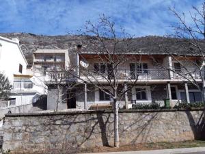 Casa blanca grande con pared de piedra en Apartment in Senj 40198, en Senj