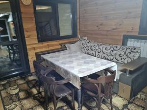 einen Tisch und Stühle in einem Zimmer in der Unterkunft Деревянный 2-х комнатный домик in Kiew