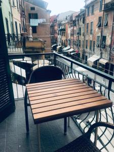 a wooden bench sitting on top of a balcony at Il Balconcino delle Cinque Terre in Vernazza