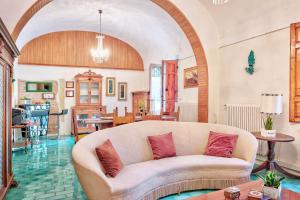 - un salon avec un canapé dans l'établissement Casa Vacanze Letizia, à Foiano della Chiana