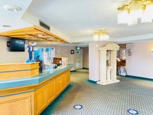 Lobby o reception area sa Travelodge by Wyndham Niagara Falls Lundys Lane