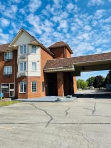 a brick building with a parking lot in front of it at Travelodge by Wyndham Niagara Falls Lundys Lane in Niagara Falls