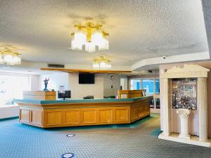 a lobby with a reception desk in a building at Travelodge by Wyndham Niagara Falls Lundys Lane in Niagara Falls