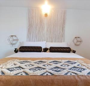 A bed or beds in a room at Casa Bakara