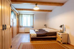 a bedroom with a bed and a window at 9 Sił Drewniany Dom in Bukowina Tatrzańska