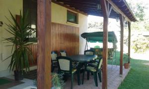 patio ze stołem i krzesłami w domu w obiekcie Apartment in Balatonszarszo 20073 w mieście Balatonszárszó