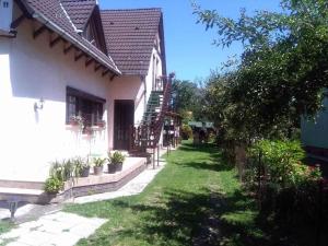 podwórko obok domu z płotem w obiekcie Apartment in Balatonszarszo 20073 w mieście Balatonszárszó