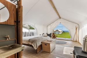 Cama o camas de una habitación en Under Canvas Acadia