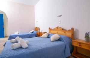 A bed or beds in a room at Gardenia Hotel