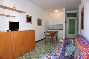 un salon avec un canapé et une cuisine dans l'établissement Apartment in Porto Santa Margherita 40140, à Porto Santa Margherita