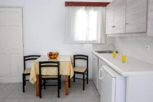 A kitchen or kitchenette at Gardenia Hotel