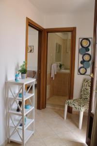 baño con ducha, mesa y silla en CilentoEasyRooms, en Marina di Camerota