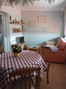 - un salon avec une table et un canapé dans l'établissement Apartamento Duplex Vigo, à Vigo