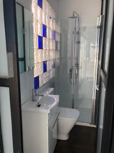 a bathroom with a sink and a shower and a toilet at Apartamento 6 HOME SUITES ALMERÍA in Almería